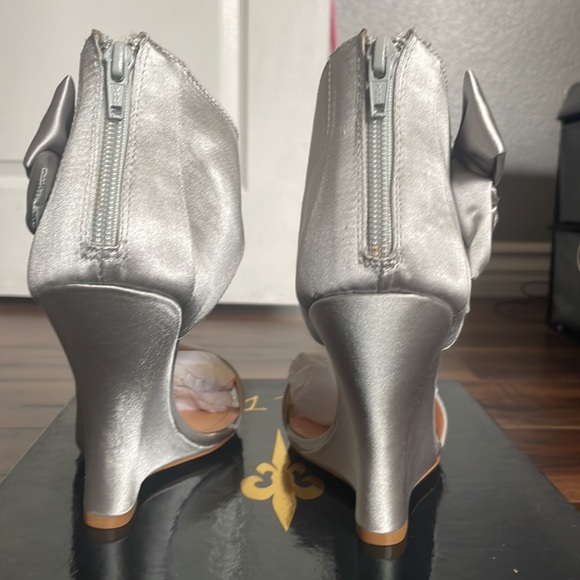 Light gray pour la Victoria wedge satin heel with bow. Beautiful shoe! - Picture 4 of 9